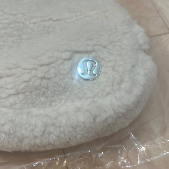 Lululemon everywhere belt bag fleece NWT light ivory - Picture 2 of 8